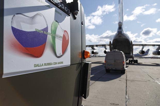 Помоћ Италији у борби против вируса корона из Москве послата летелицама Ил-76, авиони летели дуже јер Пољска није дозволила прелет: Политика јача од хуманости