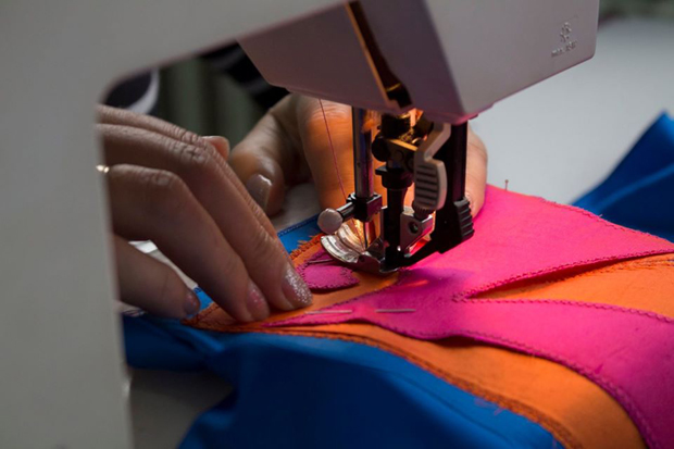 Народно позориште у Београду помаже колегама: Кројачи шију заштитне маске