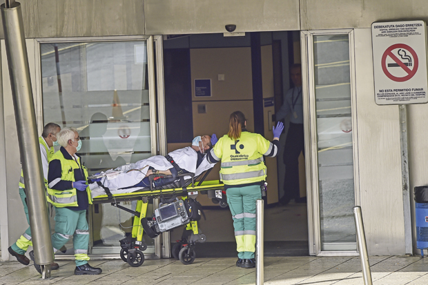 „Изузетно је тешко, пацијенти су уплашени, сами, без неког свог да их загрли и утеши. Све је као да смо у рату“: Исповест медицинске сестре из Ургентног центра у Мадриду