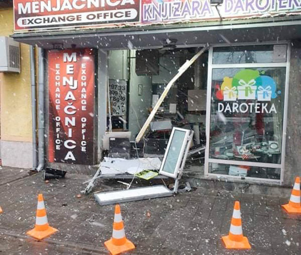 Однели сеф, све у локалу поломили: Тројица осумњичених за пљачку мењачнице у Бачу данас на саслушању