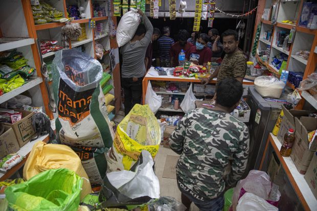 Три недеље нема мрдања: Индија увела забрану кретања за 1,3 милијарде људи