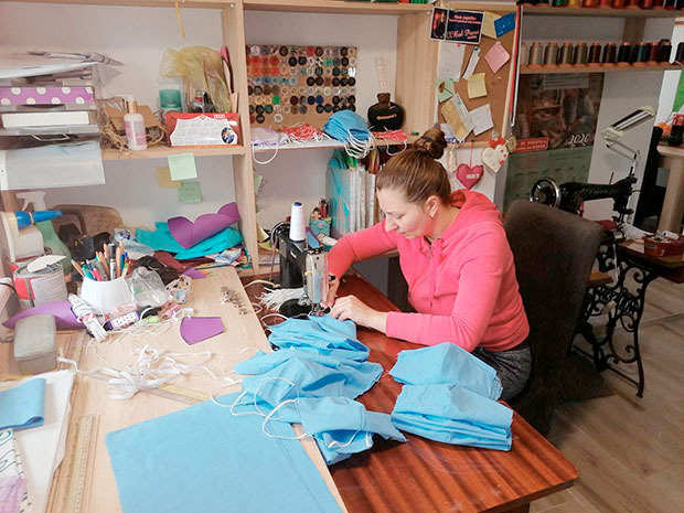 “Сингерице” раде у свим радњама: Кикиндски предузетници сада само шију маске