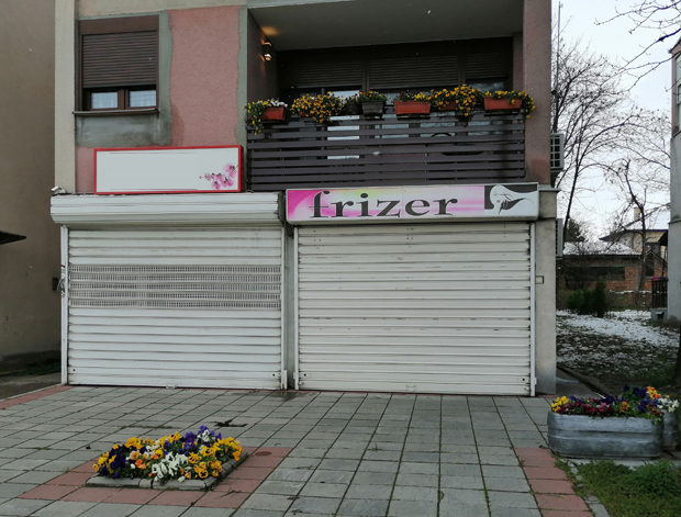 Улепшавање у  другом плану: Салони затворени, фризери долазе по позиву