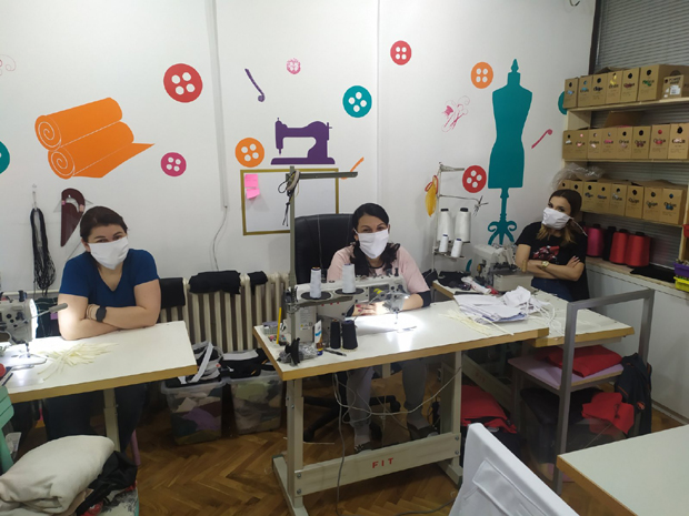 Шију и поклањају маске: Сестре Бркљач пуном паром праве средства заштите