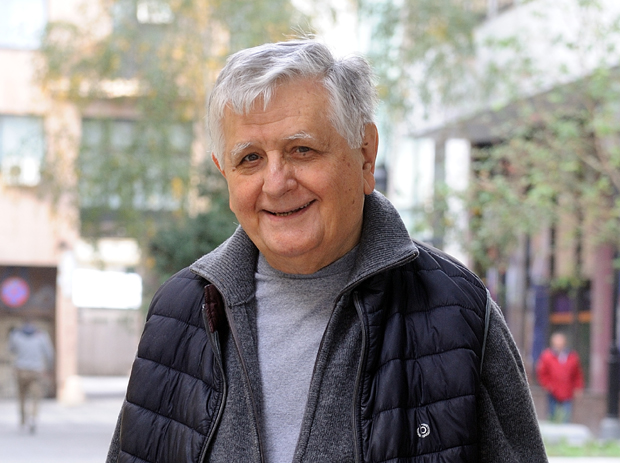 Поново читам Робинзона: Дејан Мијач избегава вести и уметношћу испуњава време