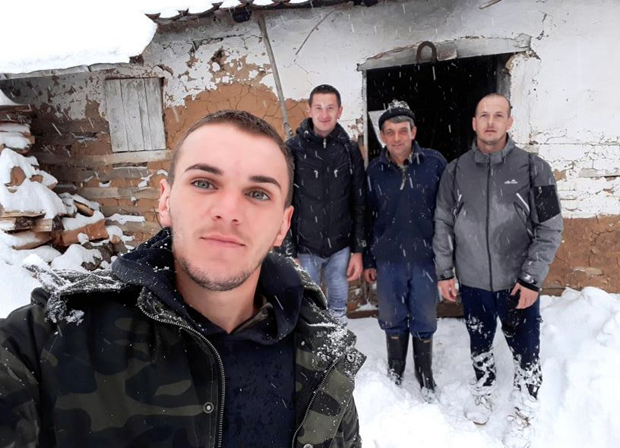 Помоћ завејаним сељанима: Млади Врањанци доставили намирнице