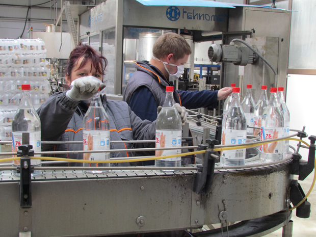 Из “Жупе” кренуло првих 11.000 литара медицинског алкохола, а праве га ОД ВИНА