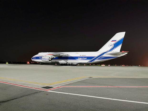 (ВИДЕО) Највећи транспортни авион на свету слетео у Београд: Руслан допремио помоћ из Кине и Русије за борбу против короне