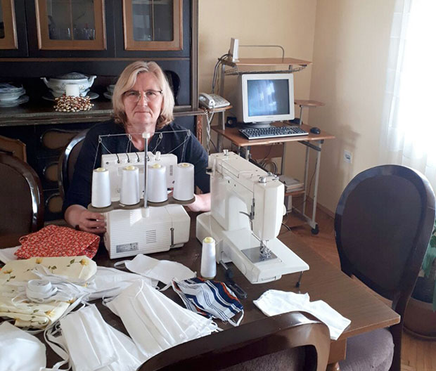 Чланице Удружења пословних жена из Лапљег села опремиле маскама медицинаре