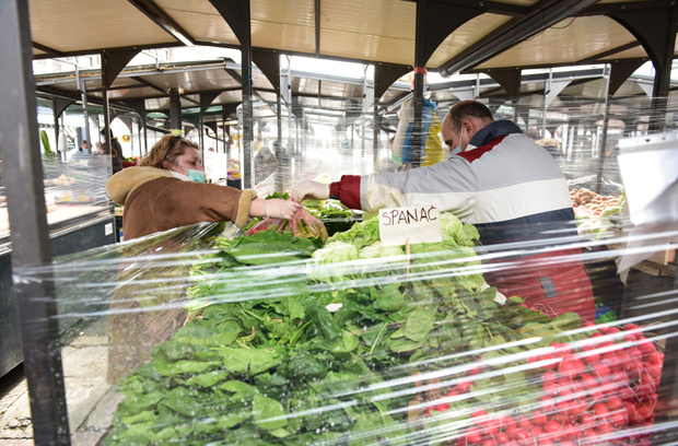 По налогу ЈКП Градске пијаце: Тезге опасане штитовима