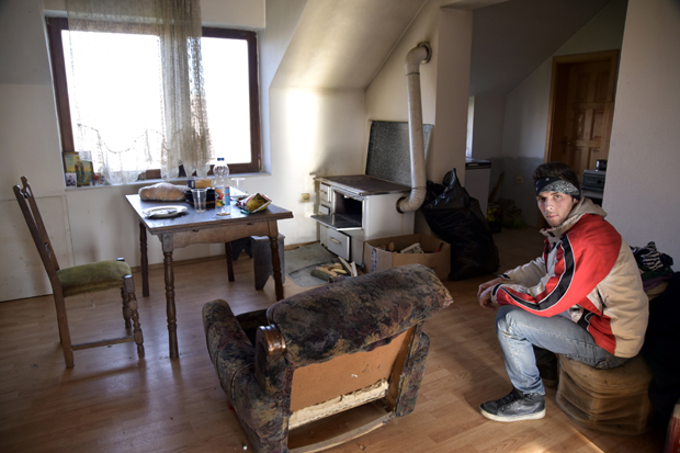 Остали су без родитеља, а Никола (19) о сестрама брине и током ванредног стања: Учи, кува и спрема кућу