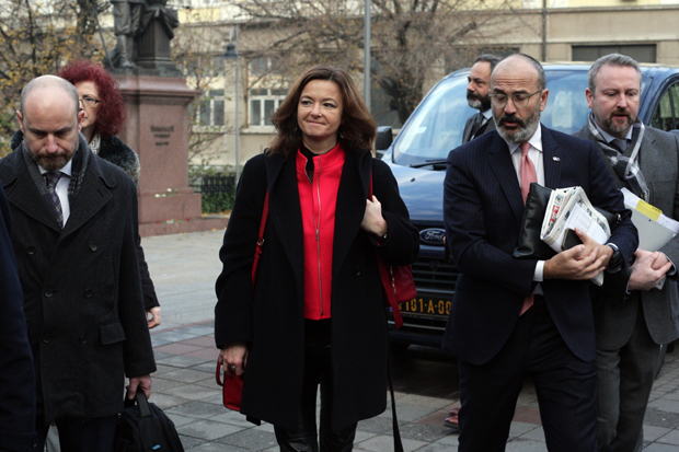 Корона убија, а Тања Фајон брине о демократији