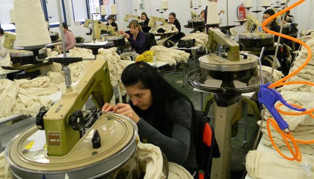 Са страхом сваког јутра крећемо на посао: Раднике “Олимпиаса” превозе у крцатим аутобусима упркос епидемији короне (ФОТО)