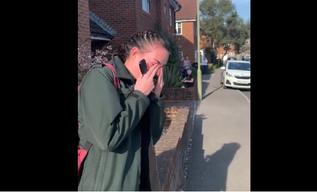 Болничарка ЗАПЛАКАЛА када је кренула на посао: Оно што је доживела од комшија дубоко је дирнуло (ВИДЕО)