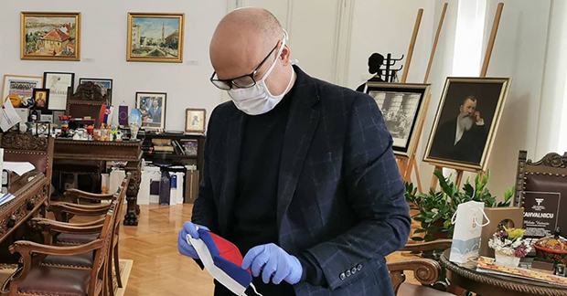 Специјална маска за градоначелника Милоша Вучевића: Бојама СРПСКЕ ЗАСТАВЕ против короне