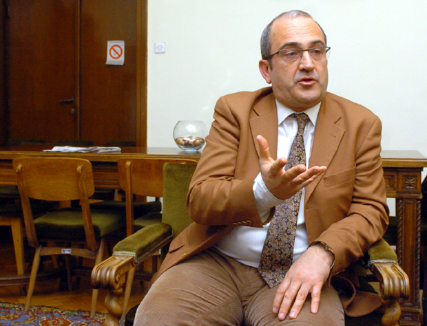 Историчар Алекси Труд: У Србији се боље носе са короном него у Француској