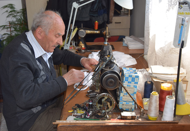 Одела из Базара прославила Милета: Пензионер из Јагодине данас шије маске