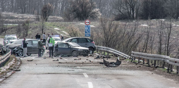 Ауто са бебом смрвљен на истом месту где је пре две године страдала породица: Нови детаљи и фотографије трагедије код Зајечара