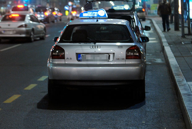 Филмска вожња до ПОРОДИЛИШТА: Трудници пукао водењак, Хитна није имала возило да дође по њу, у помоћ притекао таксиста