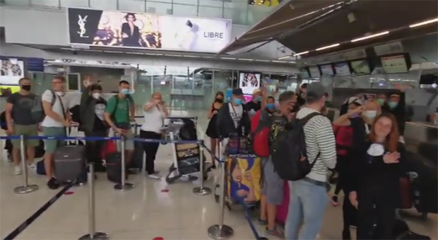 Остао без лекова и пара, најзад кренуо ка кући: 35 грађана Србије полетело с Тајланда, 120 блокирано у Русији (ВИДЕО)