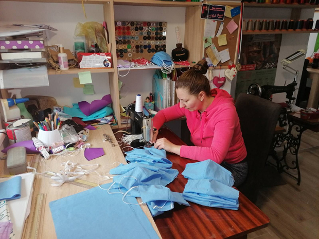 И Кикинђани дају допринос борби против вируса корона: Опанчари шију заштитне маске