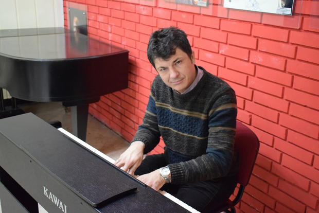 Леп гест професора музике из Пожаревца: Држи бесплатне интернет-часове 