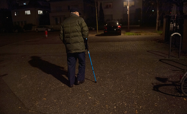 Не признаје ЗАРАЗУ, ванредно стање и полицијски час, ШЕТА се кад он хоће: ПЕНЗИОНЕР у Горњем Милановцу ЧЕТИРИ пута прекршио забрану, сада мора да плати СТО ХИЉАДА!