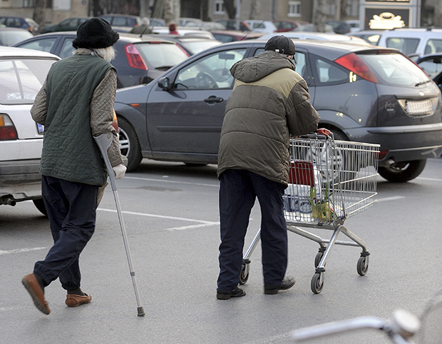 Штаб за ванредне ситуације РС: Старијима од 65 година дозвољен излазак уторком и петком, од 07 до 10 часова