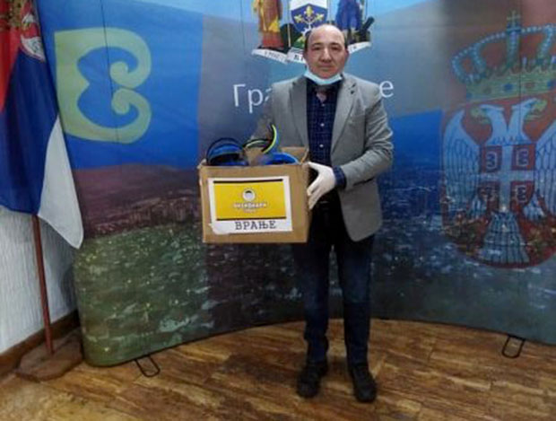 Врањанци праве заштитне визире медицинарима