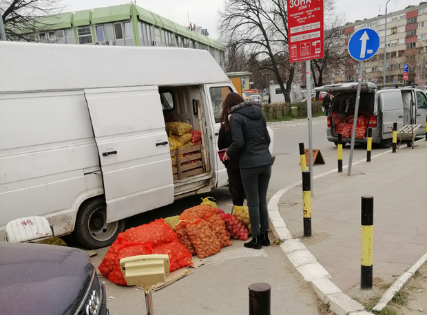 Уместо на тезги, роба у комбију: Младеновчани се не одричу проверених продаваца