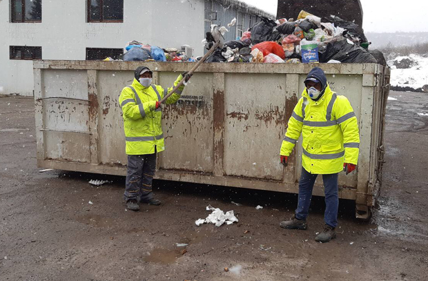 Чистачима остављају поклоне: Грочани захвални радницима комуналног предузећа