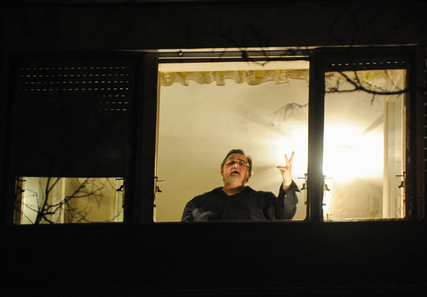 Аријама растерује вирусе: Првак опере СНП наступа на тераси (ВИДЕО)