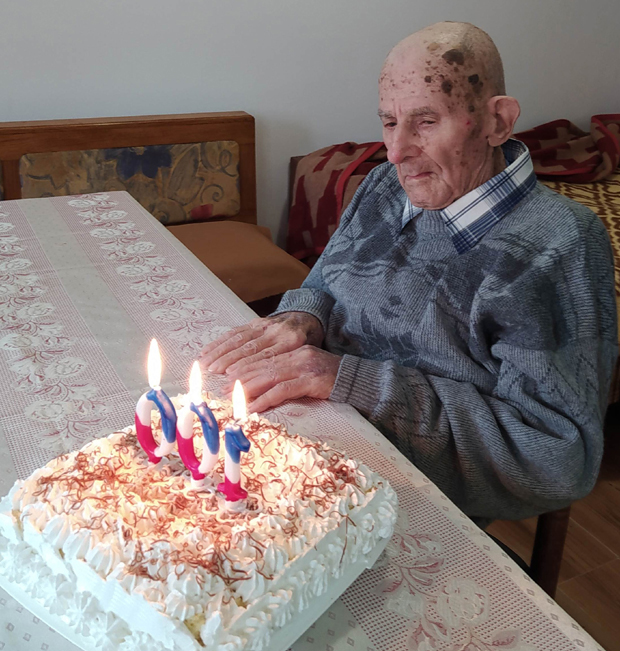 Век дочекао у самоизолацији: Деда Радован напунио 100 година