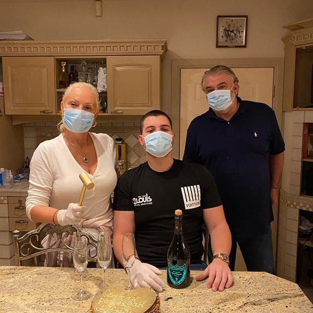 Виктор славио под маскама уз шампањац: Бренин и Бобин син напунио 22 године