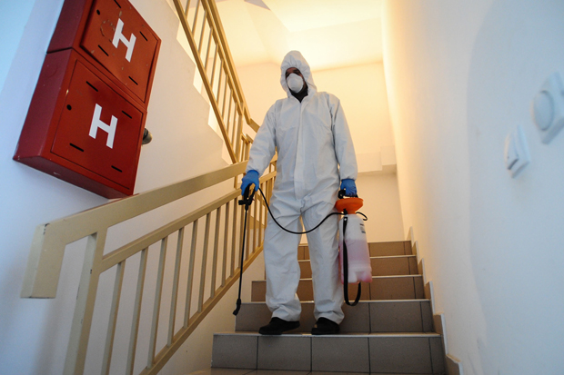 Варају да заштита траје седам дана: Грађани се жале на превелике цене дезинфекције зграда