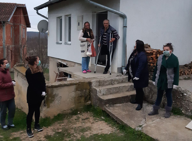 Помажу старима у дуплој изолацији: Волонтери обилазе Метохију
