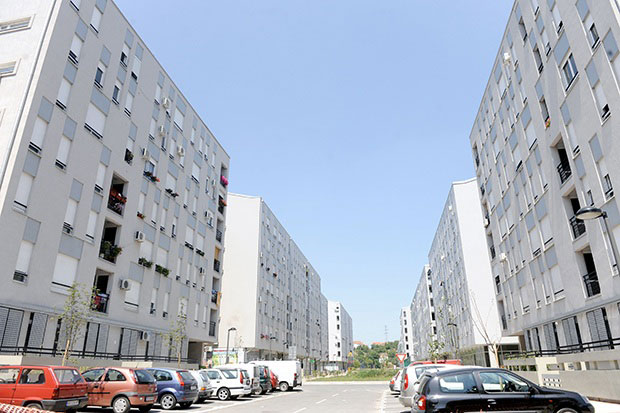 Тржиште некретнина у потпуном хаосу: Цене стрмоглаво ПАДАЈУ, људи напуштају градове