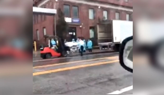 Језиви снимци из Њујорка обишли свет: Виљушкарима товаре ТЕЛА МРТВИХ у хладњаче (ВИДЕО)