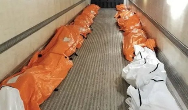 Тела поређана у огромне хладњаче: Медицинар држао једну баку за руку док је умирала, па сликао језив призор испред болнице у Њујорку