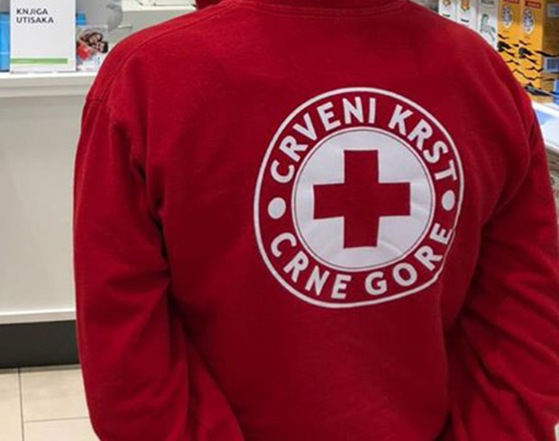 Фотографија од које ће вам застати дах: Волонтер носи џак брашна преко висећег моста, испод провалија (ФОТО)