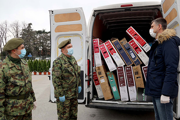 Донације за привремене болнице у Београду, Новом Саду и Нишу: Новости обезбедиле 750 књига и 100 примерака новина на дневном нивоу