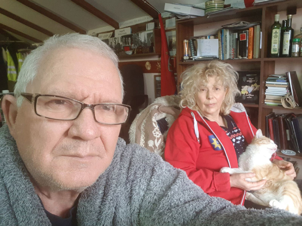 Деценијама помагали, сад њима треба помоћ: Родитељи првозараженог вирусом корона у Параћину дане проводе изоловани