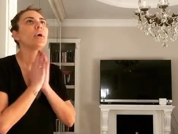 Усисава, а кука за кућном помоћницoм: Ана Николић одушевила и засмејала пратиоце из самоизолације (ВИДЕО)