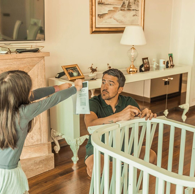 Јанко монтирао креветац: Припреме за долазак бебе у породици Типсаревић