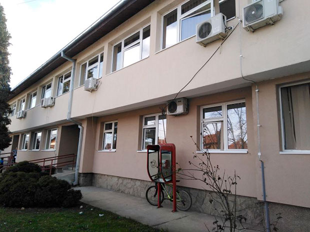 У Власотинцу у самоизолацији лекар, три техничара и возач