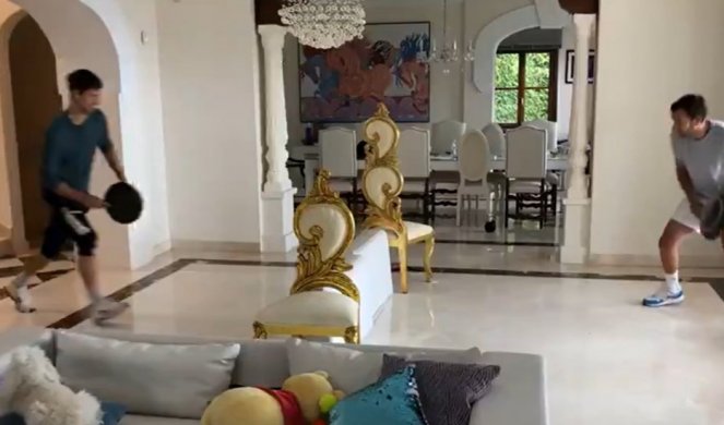 Такмичење није престало: Ђоковић уз помоћ тигања игра тенис код куће