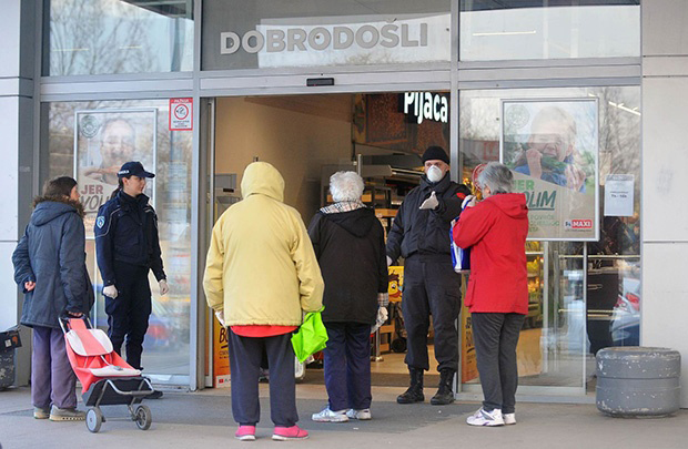 Треба ли да дезинфикујемо намирнице и амбалажу? Савети стручњака за куповину током епидемије