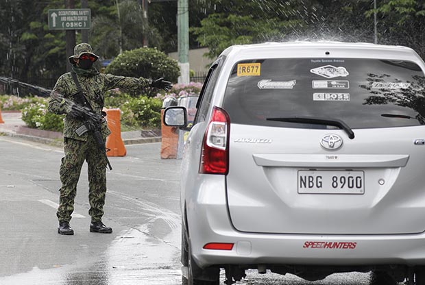 Председник Филипина упозорио: Ако неко не буде поштовао мере, устрелите га