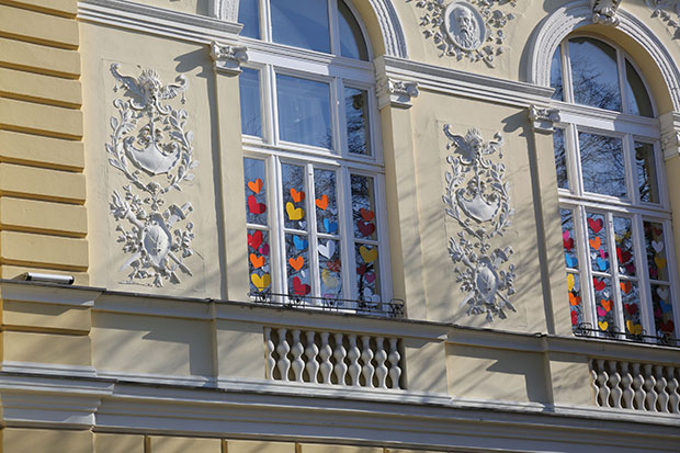 Прозори украшени срцима подршка оболелима, онима у самоизолацији и свима који се боре против невидљивог, опасног непријатеља: Кикинда у међународној акцији против вируса корона (ФОТО)