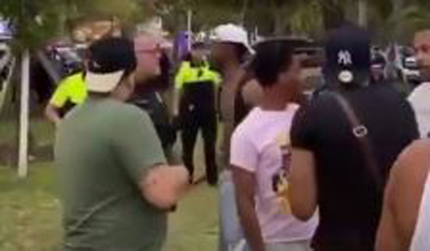 ПОГЛЕДАЈТЕ: Брутална акција полиције У Мајамију, запуцали да би склонили људе са плаже